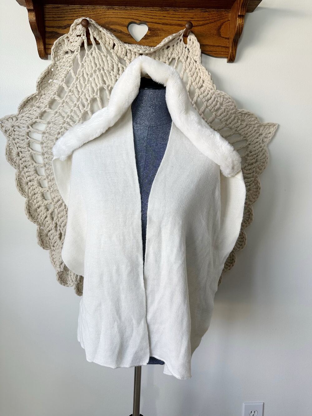 Vintage 90s Y2K Faux Fur Trimmed Hooded Scarf Cream Made In Italy
